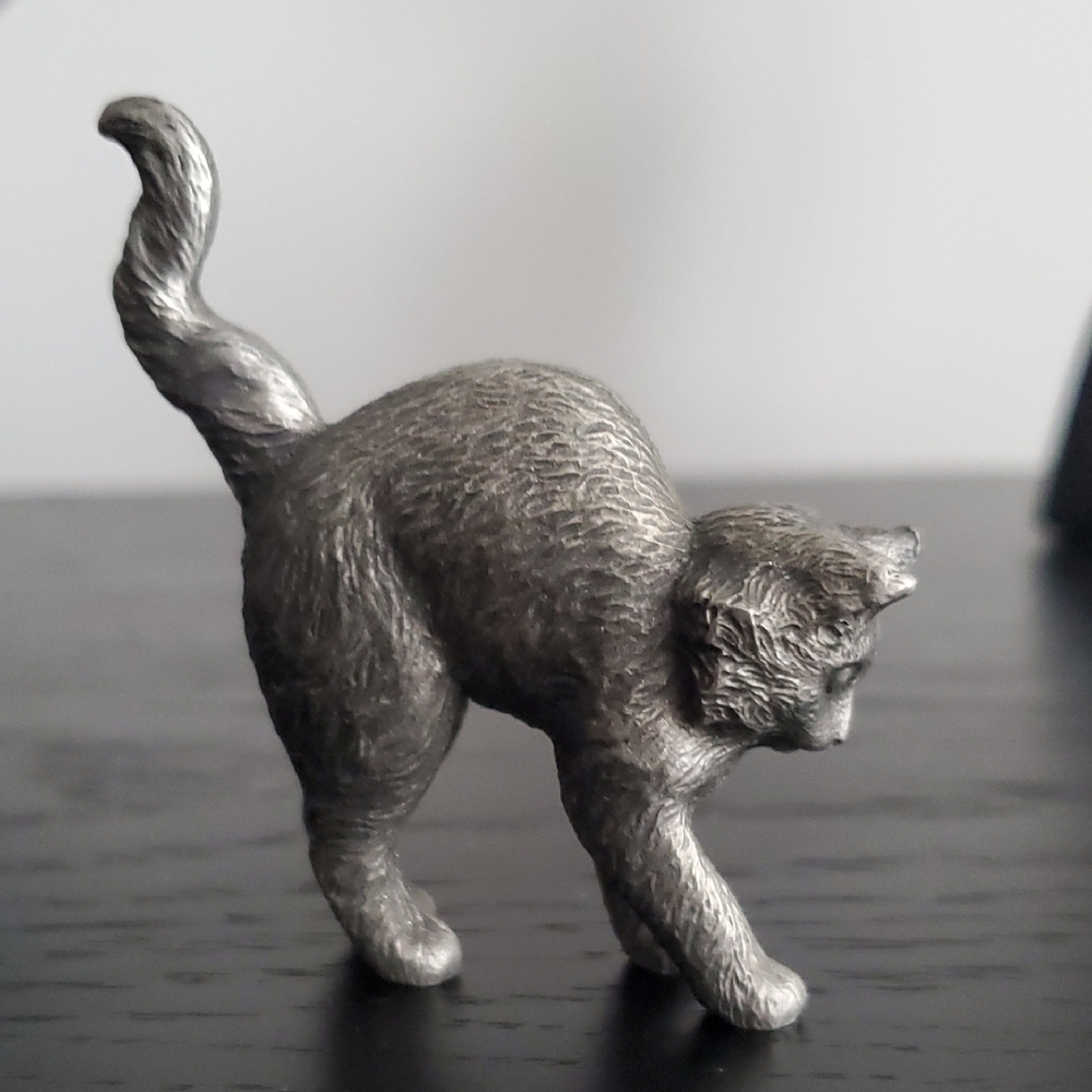 The Franklin Mint Curio Cabinet Cat “Colonial Pewter” (1988)